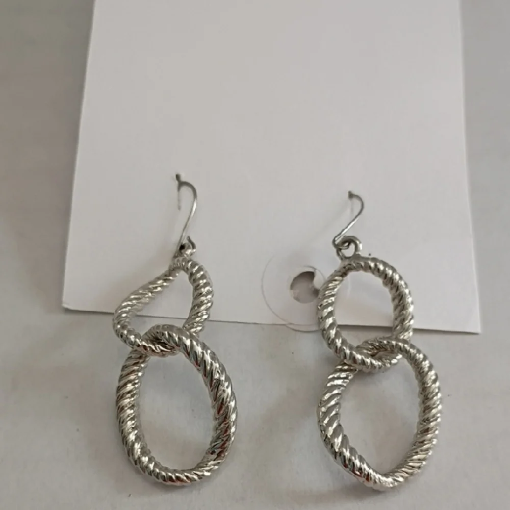 Elegant‎ Silver Colored Twisted Hoop Earrings - Picture 3 of 3